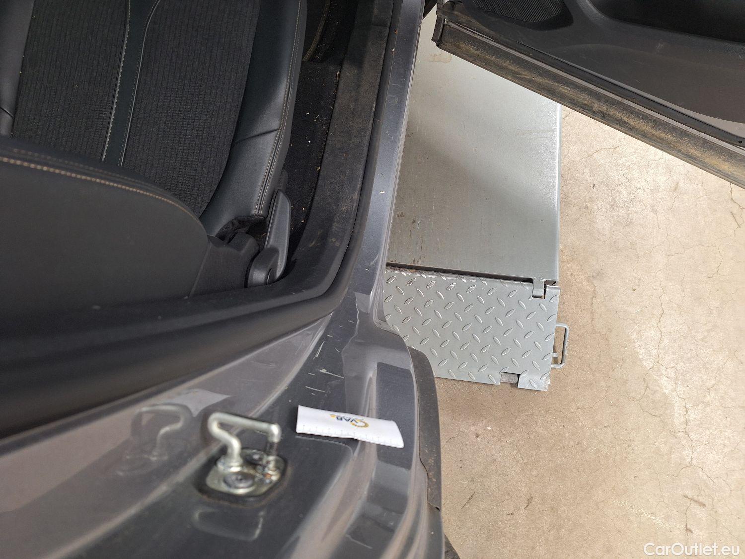  Peugeot  5008 Peugeot,  '16, Peugeot  1.5 BlueHDi 96kW S&S EAT8 GT Line 5d 7pl #43