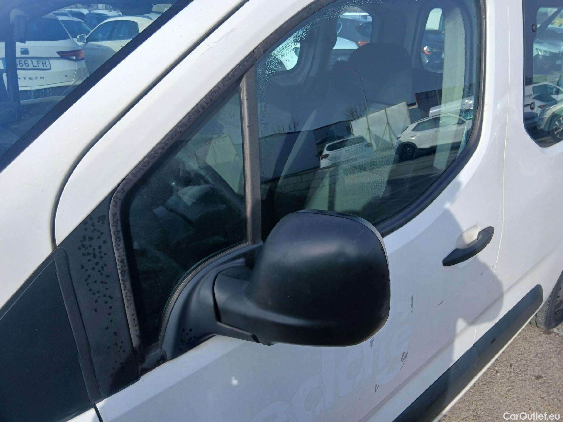  Citroen  Berlingo CITROEN  / 2018 / 4P / combi Talla M BlueHDi 100 LIVE (AC) #9