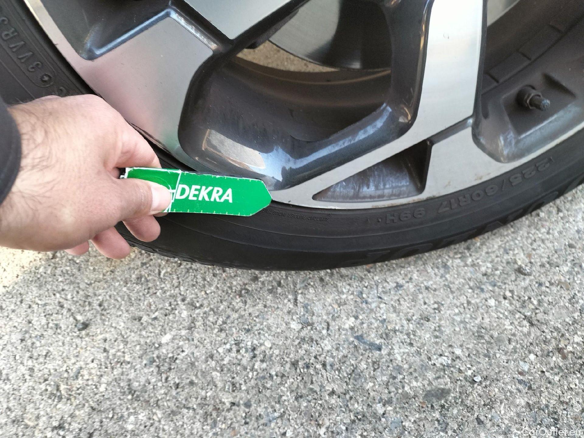  KIA  Sportage KIA  1.6MHEV Drive 100kW(136CV) 4x2(Crist Tintados) #14