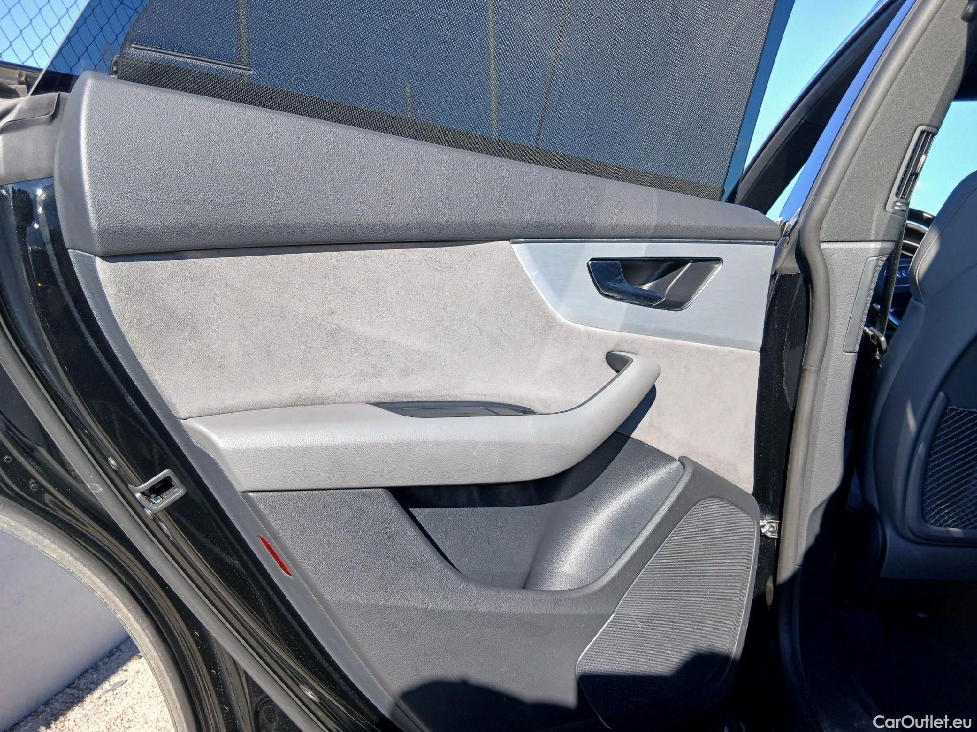  Audi  Q8 AUDI  / 2018 / 5P / todoterreno 55 TFSIe S Line 280kW quattro tiptronic #27