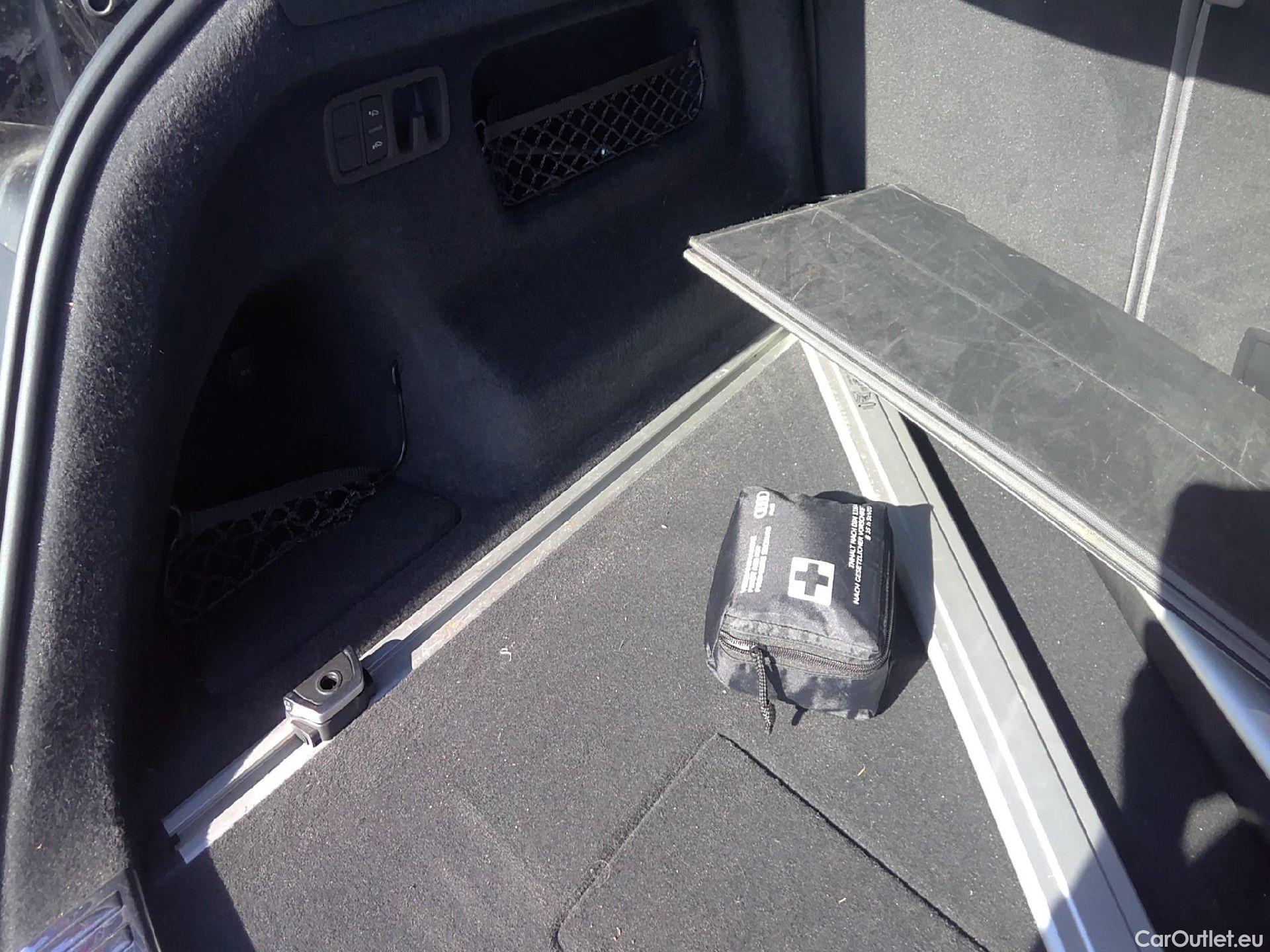  Audi  Q8 AUDI  / 2018 / 5P / todoterreno 55 TFSIe S Line 280kW quattro tiptronic #60