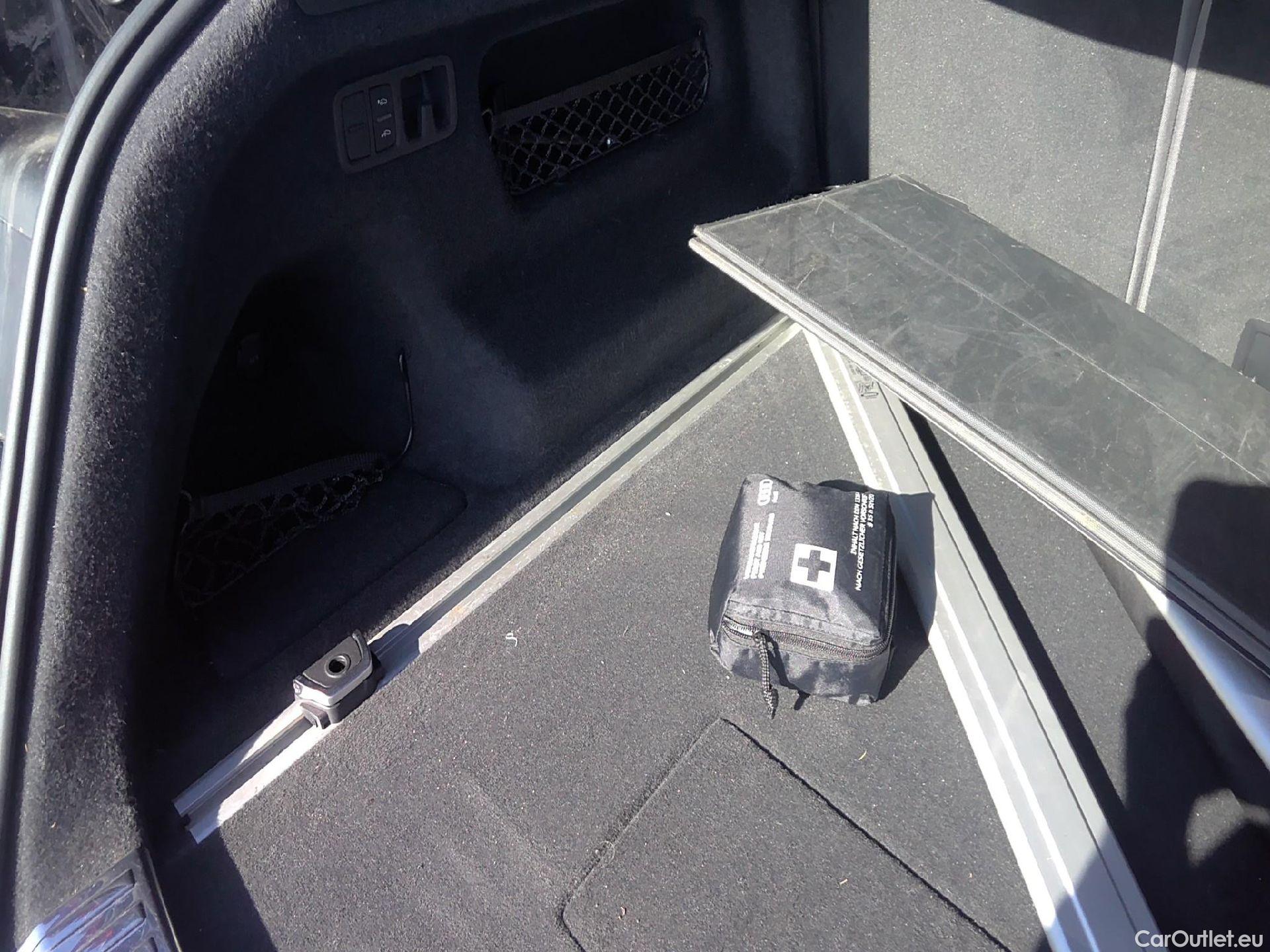  Audi  Q8 AUDI  / 2018 / 5P / todoterreno 55 TFSIe S Line 280kW quattro tiptronic #59