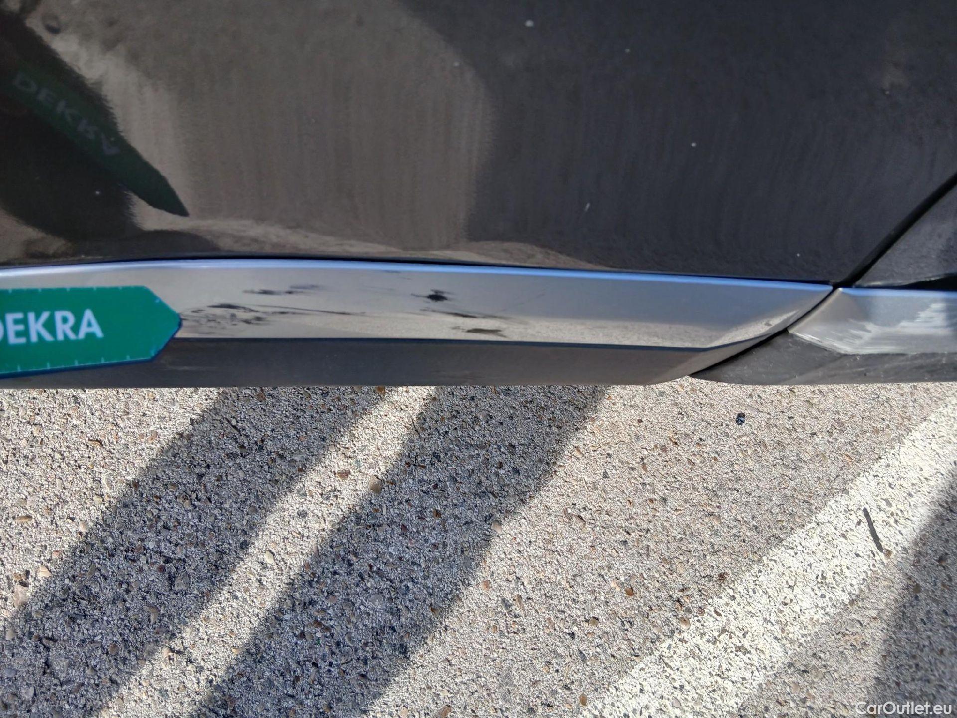  Peugeot  2008 PEUGEOT  / 2019 / 5P / todoterreno Allure Pack Puretech 130 S&S EAT8 (AC2) #33