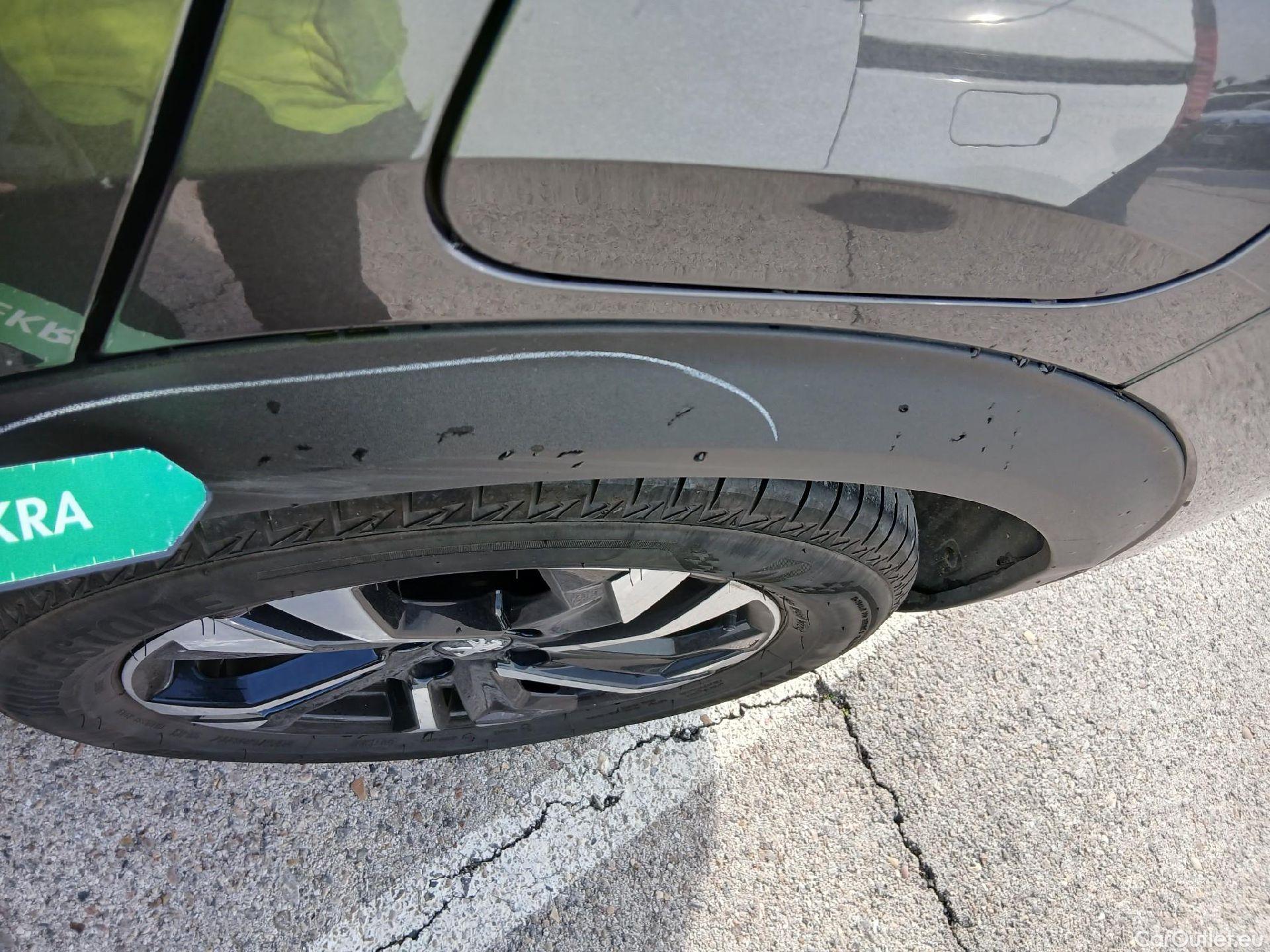  Peugeot  2008 PEUGEOT  / 2019 / 5P / todoterreno Allure Pack Puretech 130 S&S EAT8 (AC2) #21