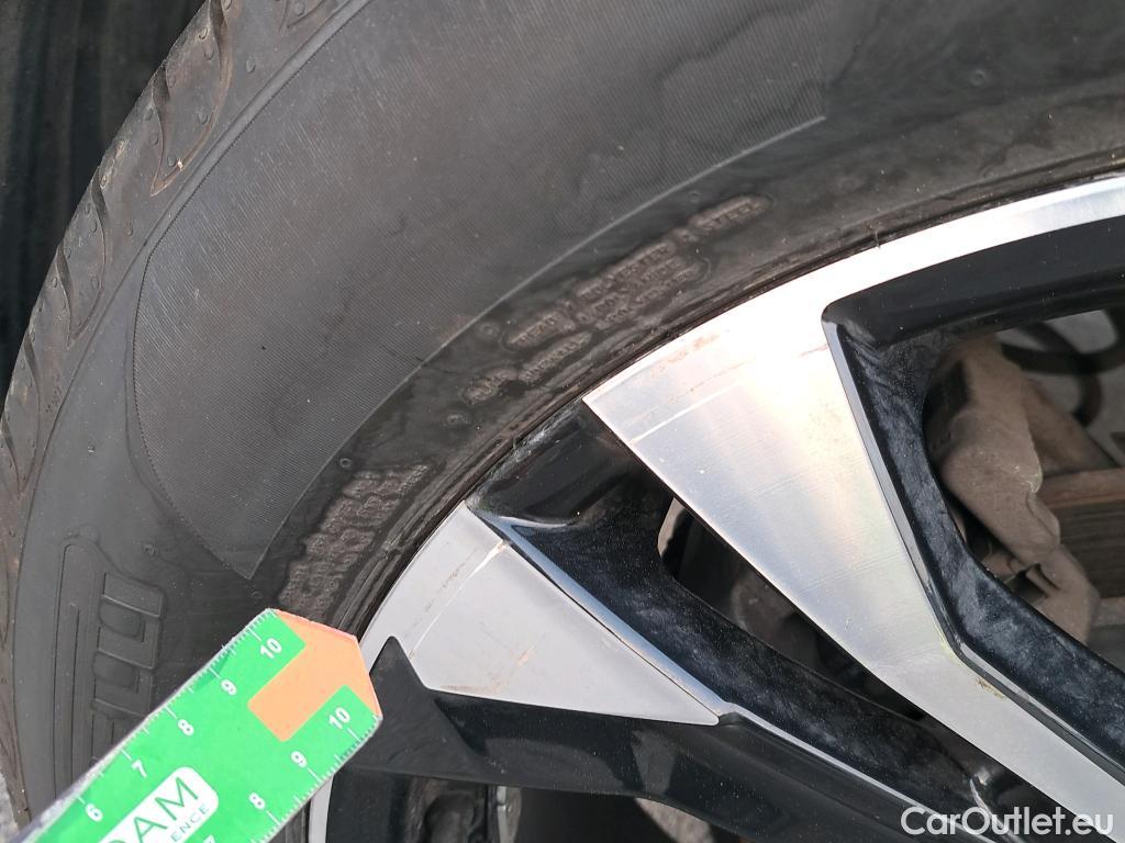  Peugeot  2008 PEUGEOT  / 2019 / 5P / todoterreno Allure BlueHDI 81kW (110CV) #36