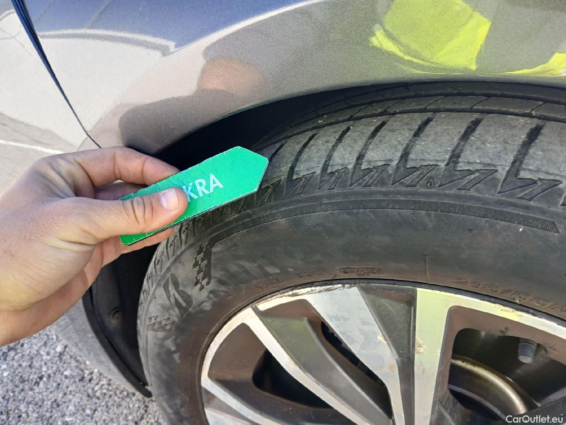  Peugeot  508 PEUGEOT  Hybrid / 2018 / 5P / berlina con portón 5P Allure HYBRID 225 e-EAT8 #4