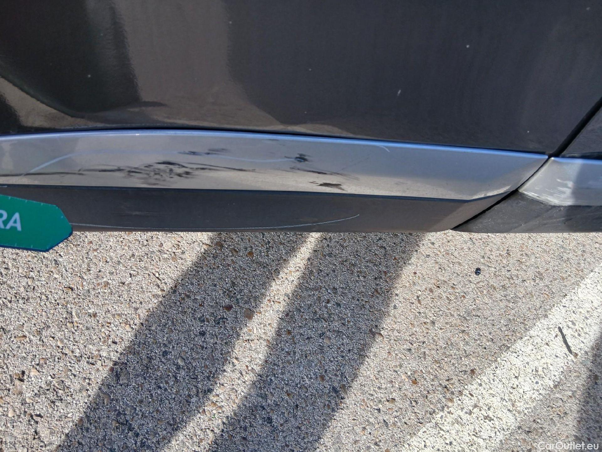  Peugeot  2008 PEUGEOT  / 2019 / 5P / todoterreno Allure Pack Puretech 130 S&S EAT8 (AC2) #36