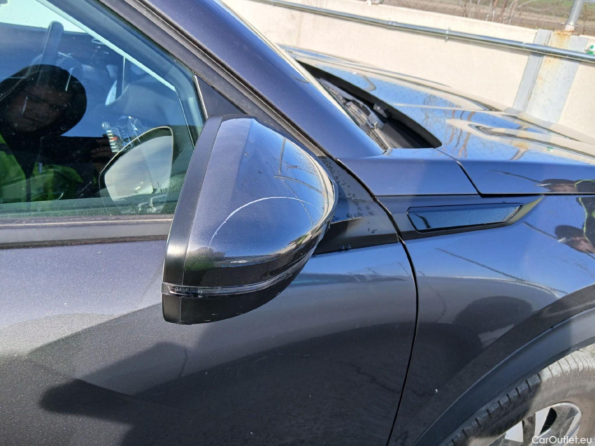  Peugeot  2008 PEUGEOT  / 2019 / 5P / todoterreno Allure Pack Puretech 130 S&S EAT8 (AC2) #44