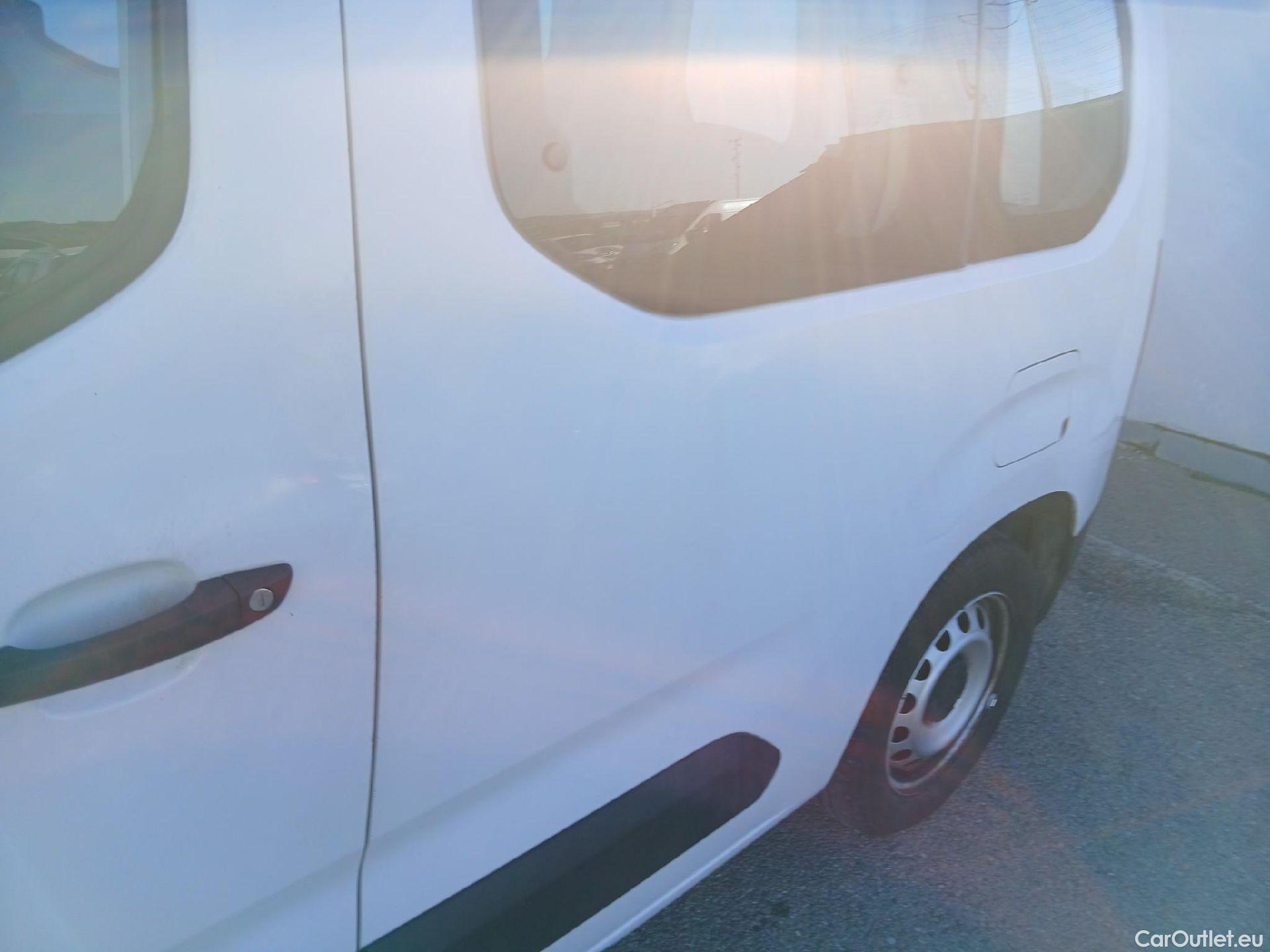  Citroen  Berlingo CITROEN  / 2018 / 4P / combi Talla M BlueHDi 100 LIVE (AC) #11