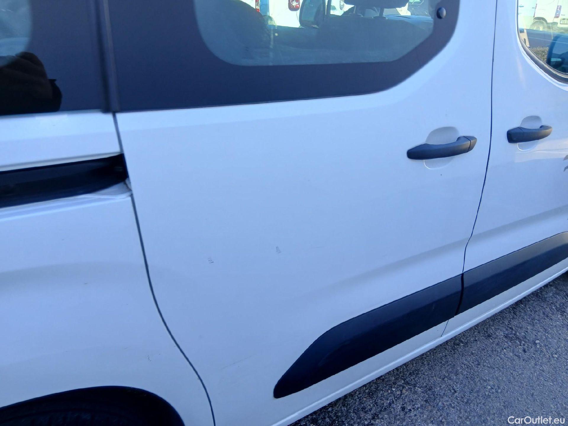  Citroen  Berlingo CITROEN  / 2018 / 4P / combi Talla M BlueHDi 100 LIVE (AC) #28
