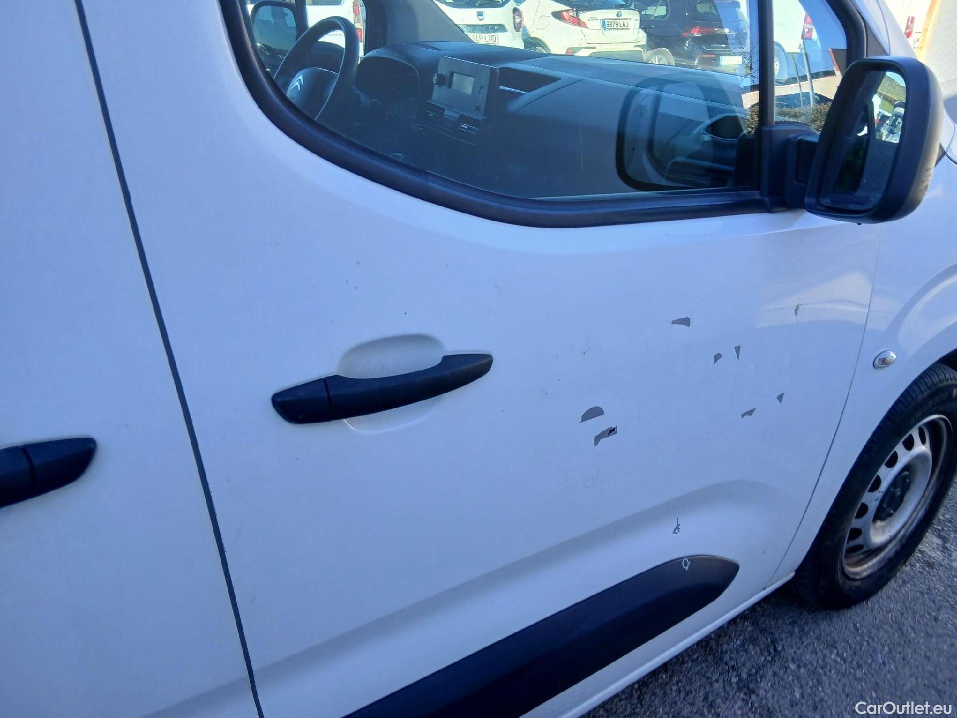  Citroen  Berlingo CITROEN  / 2018 / 4P / combi Talla M BlueHDi 100 LIVE (AC) #32