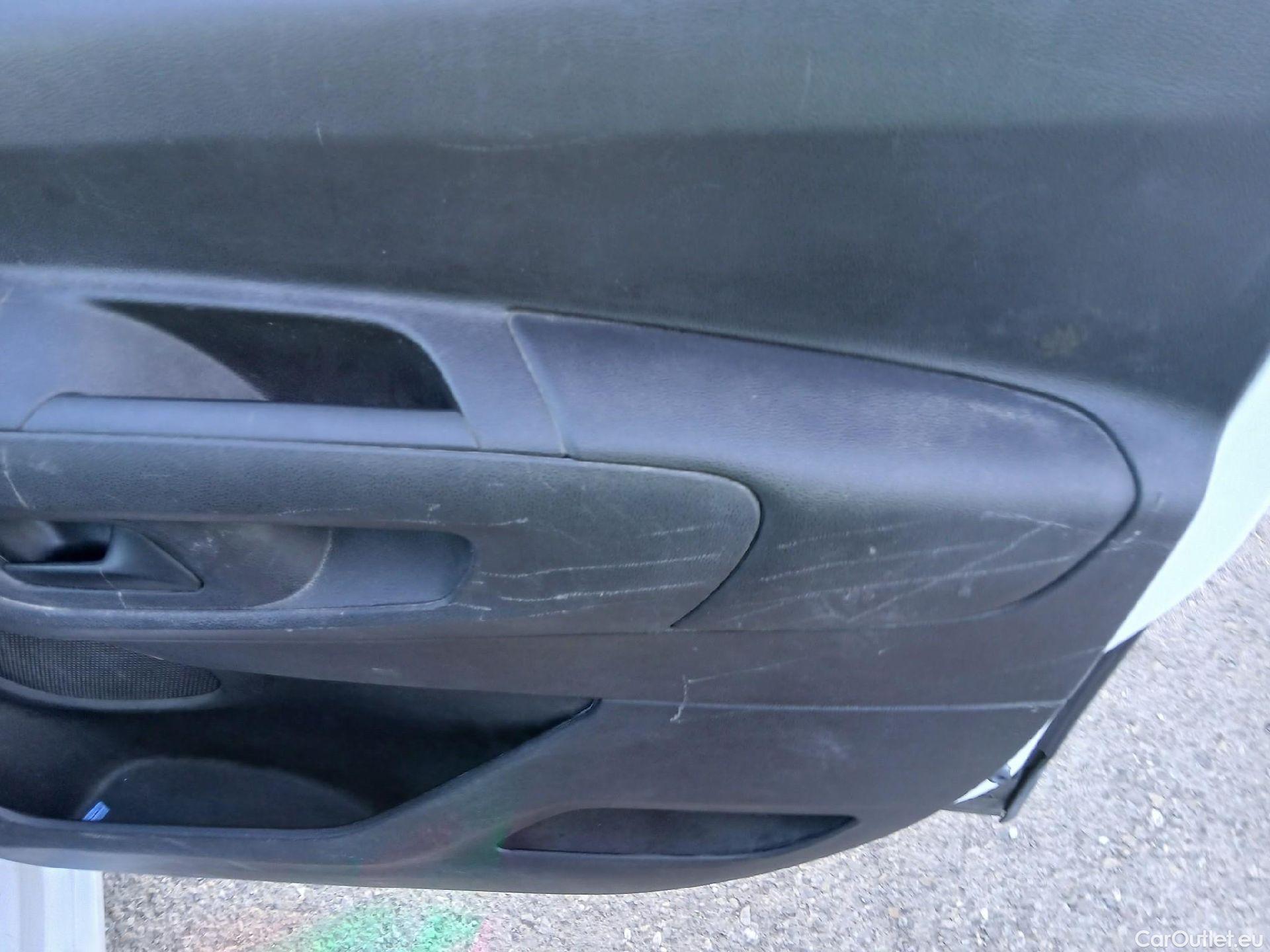  Citroen  Berlingo CITROEN  / 2018 / 4P / combi Talla M BlueHDi 100 LIVE (AC) #38