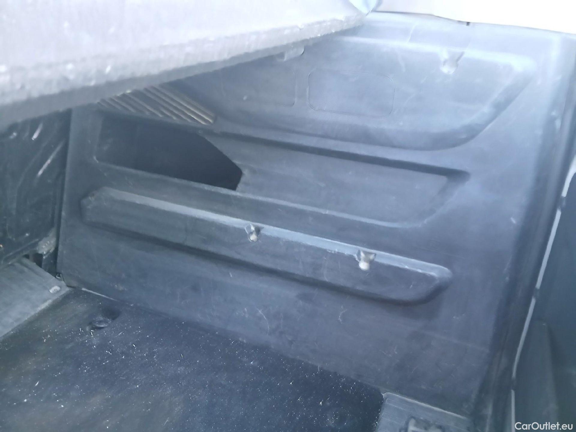  Citroen  Berlingo CITROEN  / 2018 / 4P / combi Talla M BlueHDi 100 LIVE (AC) #46