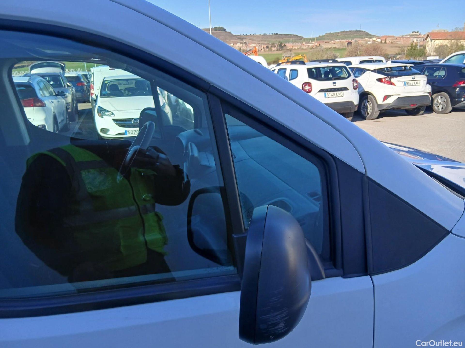  Citroen  Berlingo CITROEN  / 2018 / 4P / combi Talla M BlueHDi 100 LIVE (AC) #33