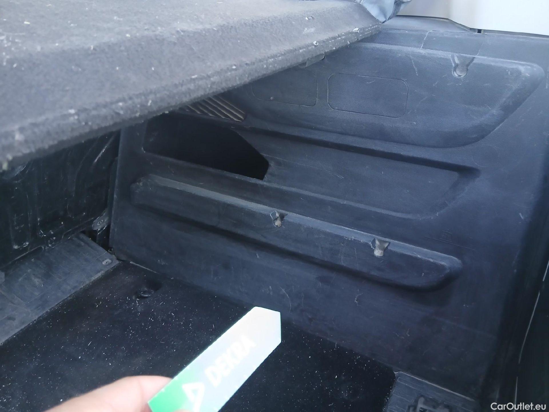  Citroen  Berlingo CITROEN  / 2018 / 4P / combi Talla M BlueHDi 100 LIVE (AC) #45