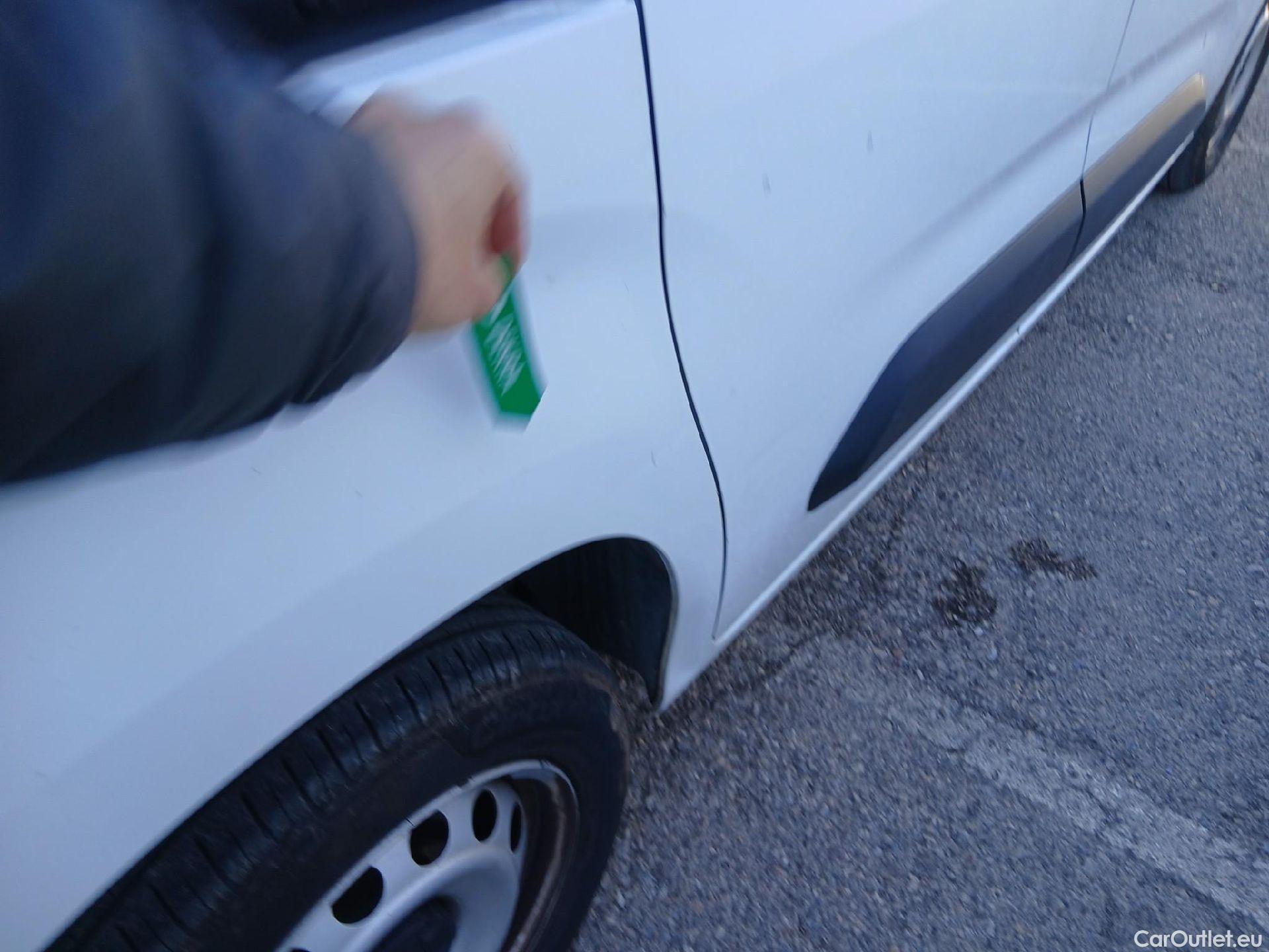  Citroen  Berlingo CITROEN  / 2018 / 4P / combi Talla M BlueHDi 100 LIVE (AC) #26