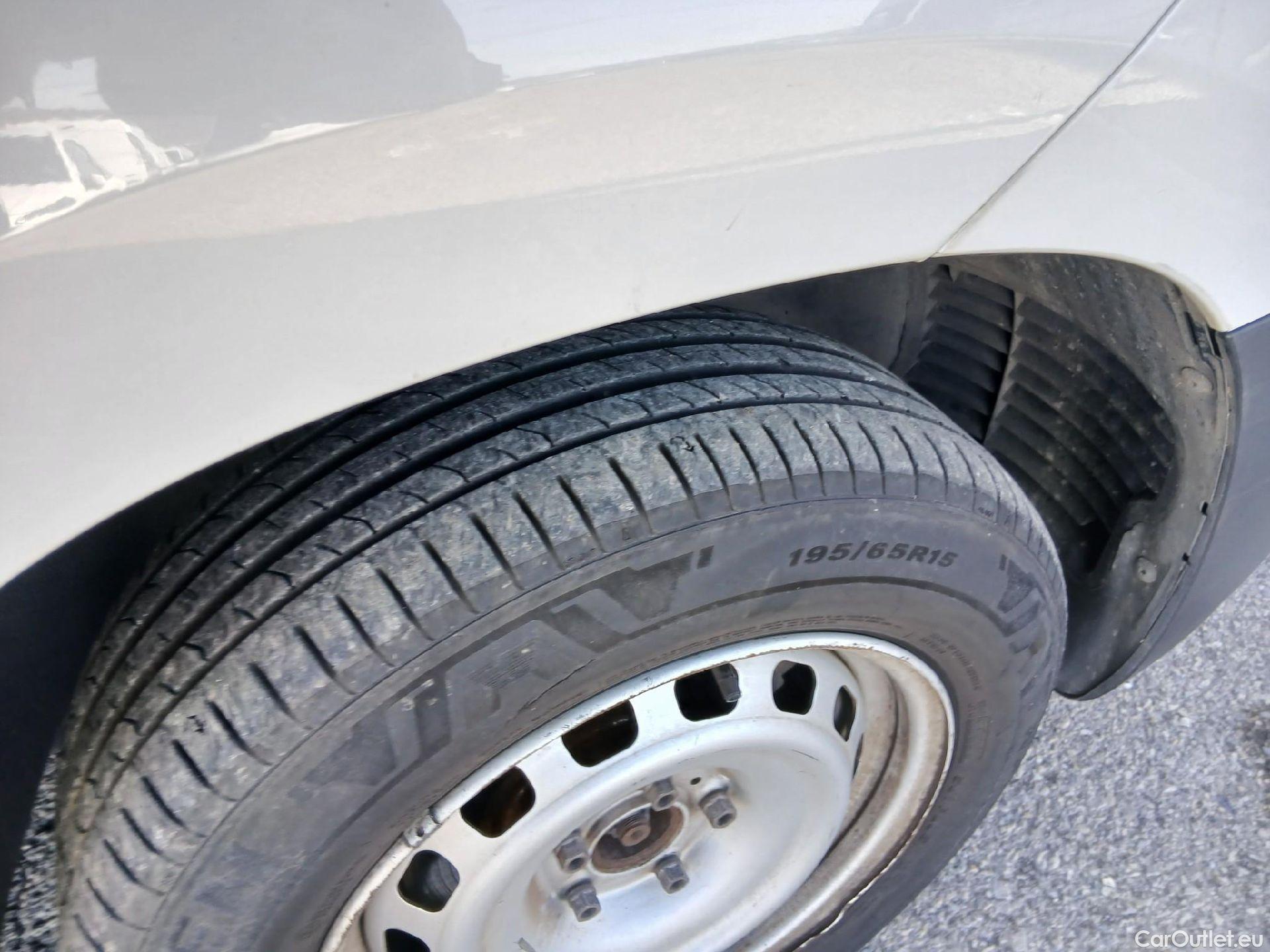  Opel  Combo OPEL  / 2018 / 3P / furgón derivado de turismo 1.5 TD 75kW (100CV) Express L H1 650kg #39