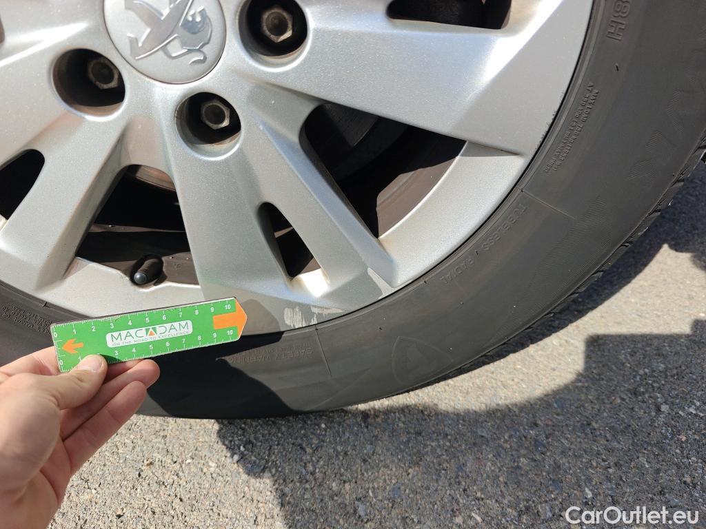  Peugeot  RIFTER PEUGEOT  / 2018 / 5P / monovolumen compacto Active Long BlueHDi 73kW #20