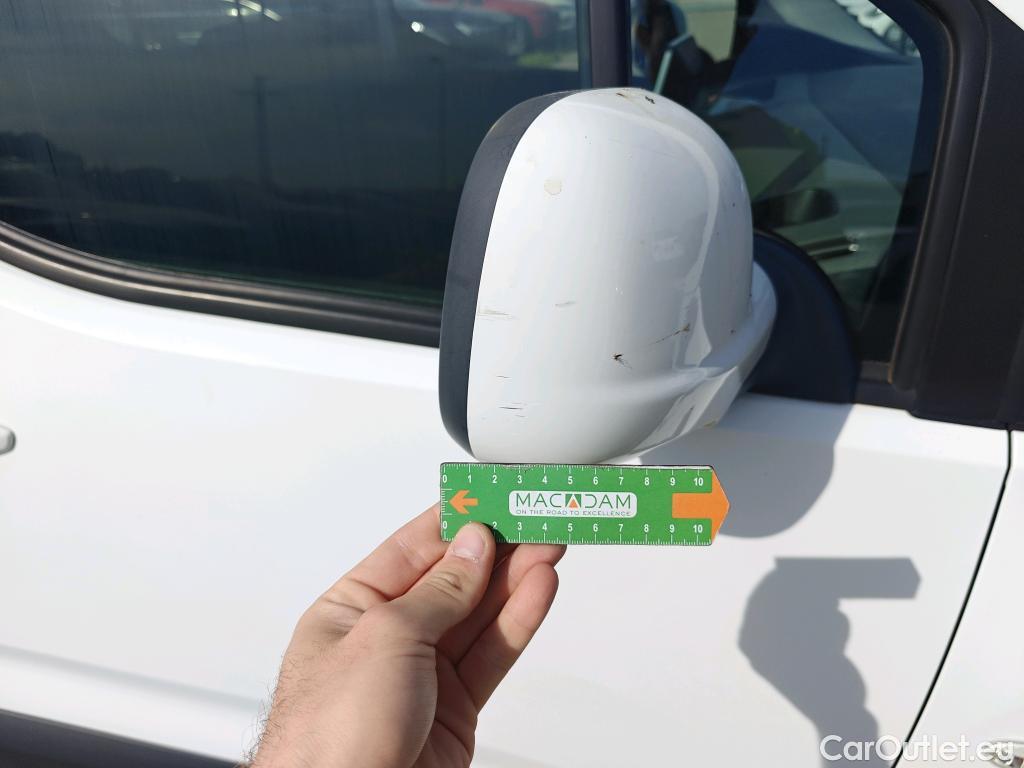  Peugeot  RIFTER PEUGEOT  / 2018 / 5P / monovolumen compacto Active Long BlueHDi 73kW #30