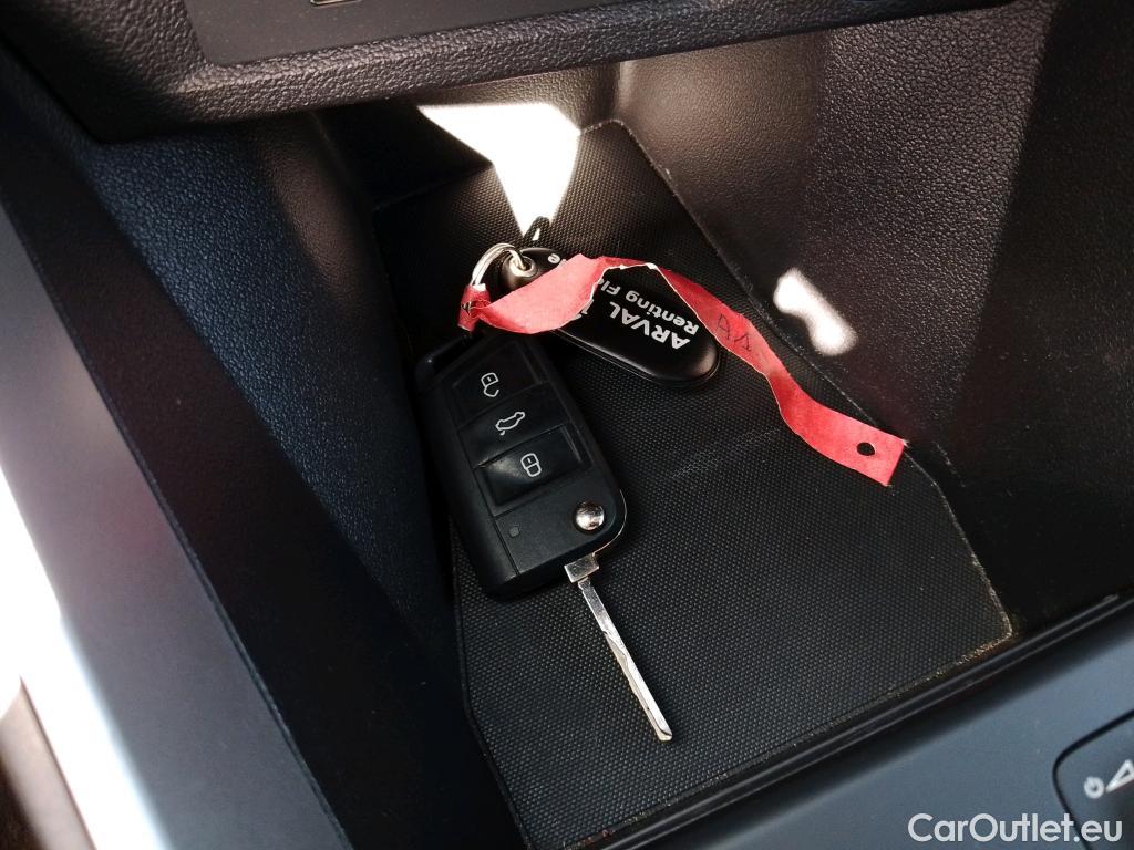  Audi  A1 Sportback AUDI A1 / 2018 / 5P / berlina con portón Sportback Adrenalin 30 TFSI 81kW S tron(SP) #2