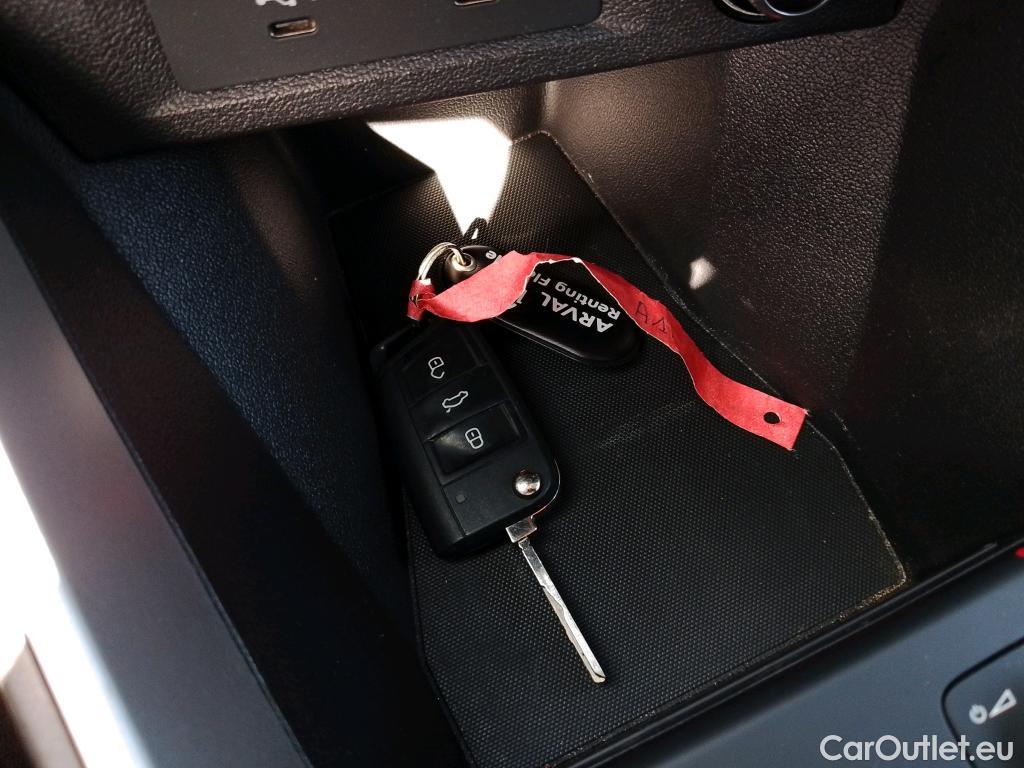  Audi  A1 Sportback AUDI A1 / 2018 / 5P / berlina con portón Sportback Adrenalin 30 TFSI 81kW S tron(SP) #1