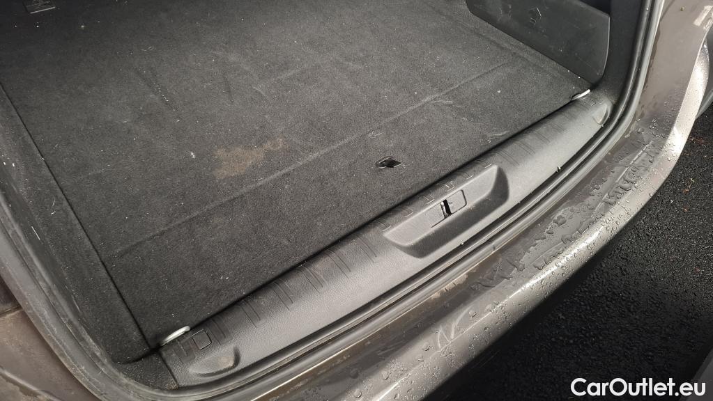  Peugeot  308 PEUGEOT  SW / 2017 / 5P / Break PureTech 110 S&S SW ALLURE #33