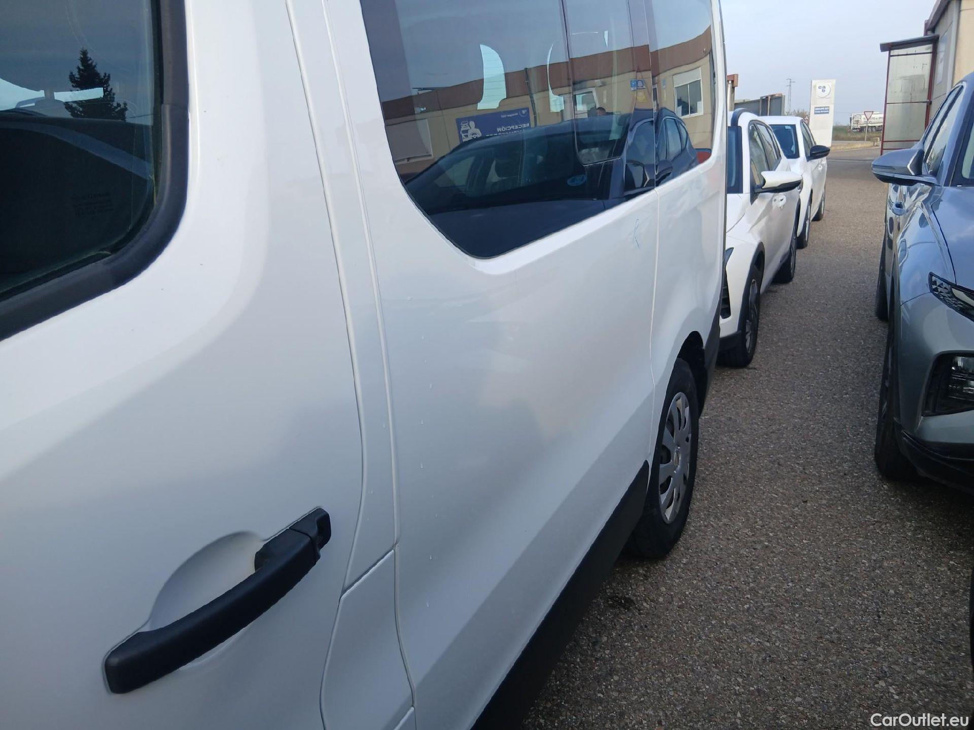  Nissan  NV300 NISSAN  / 2021 / 4P / monovolumen Combi 9 2.0dCi 81kW L1H1 1T Comfort #4