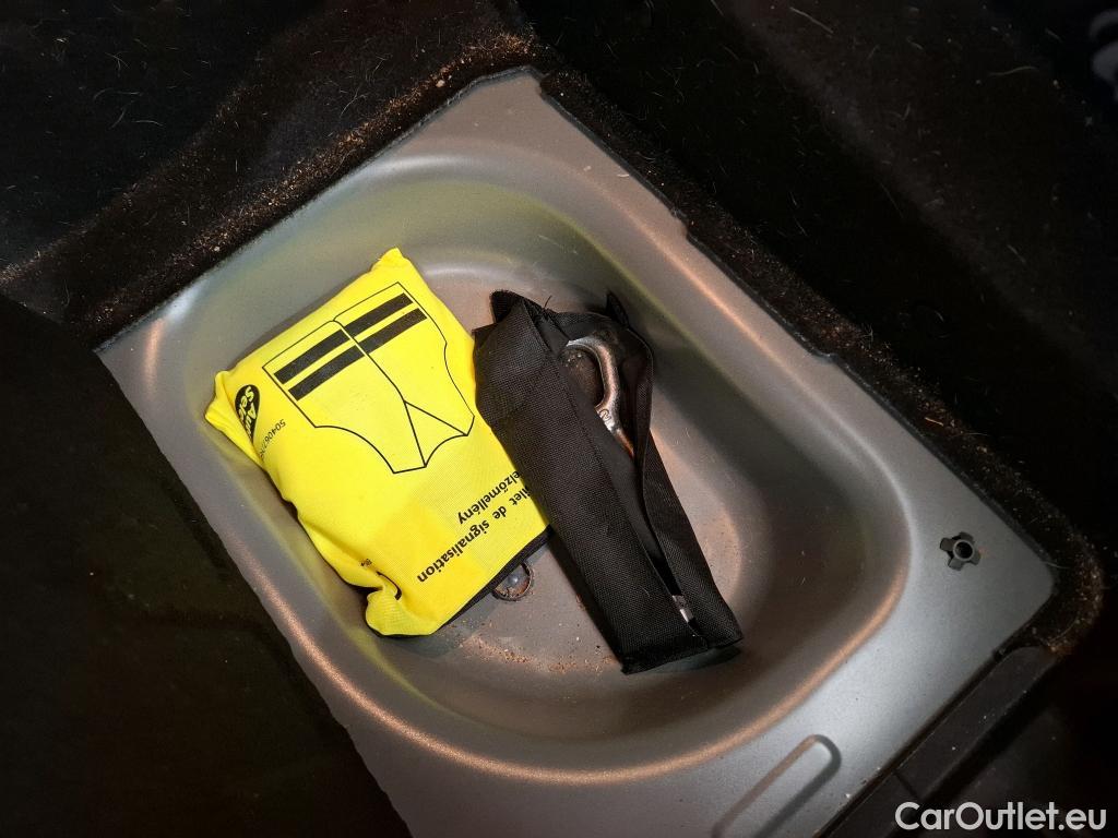  Mini  Cooper MINI Mini / 2014 / 5P / Berline One Finition Business Design 102 ch BVA7 #1