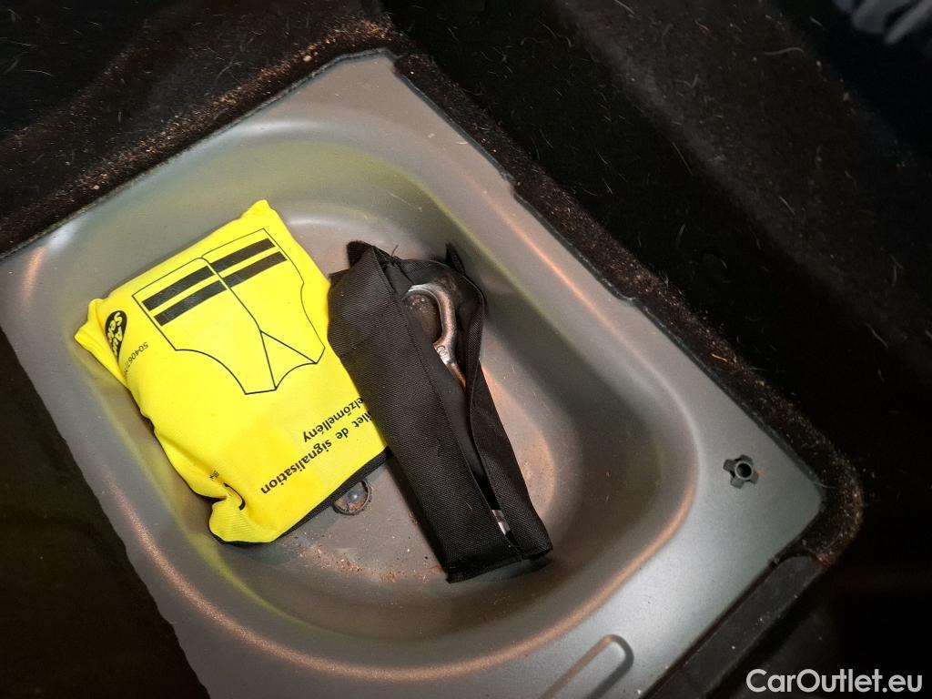  Mini  Cooper MINI Mini / 2014 / 5P / Berline One Finition Business Design 102 ch BVA7 #9