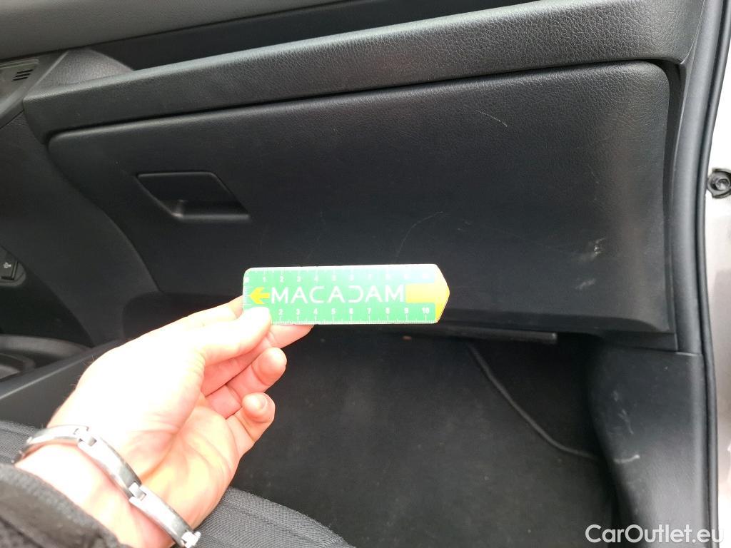  Toyota  Yaris TOYOTA  Hybride / 2017 / 5P / Berline 1.5 VVT-I HYBRID France #9