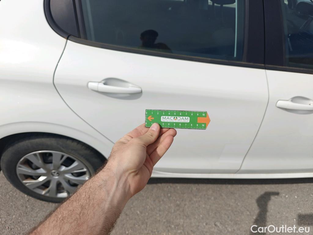  Peugeot  208 PEUGEOT  / 2015 / 5P / berlina con portón 5P ACTIVE BlueHDi 73kW (100CV) #34