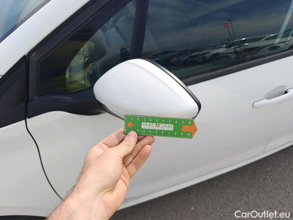  Peugeot  208 PEUGEOT  / 2015 / 5P / berlina con portón 5P ACTIVE BlueHDi 73kW (100CV) #42