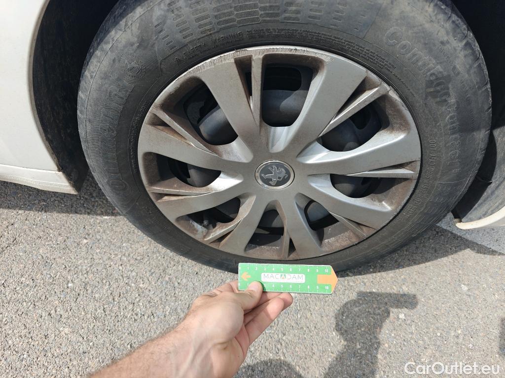  Peugeot  208 PEUGEOT  / 2015 / 5P / berlina con portón 5P ACTIVE BlueHDi 73kW (100CV) #40