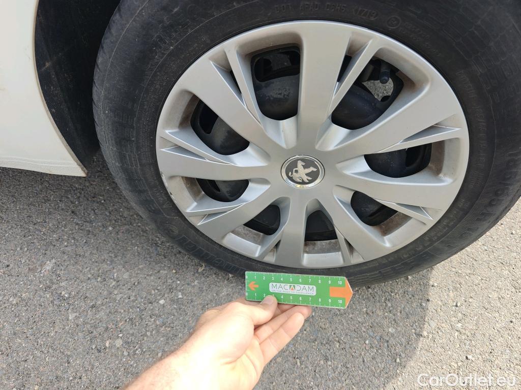  Peugeot  208 PEUGEOT  / 2015 / 5P / berlina con portón 5P ACTIVE BlueHDi 73kW (100CV) #50