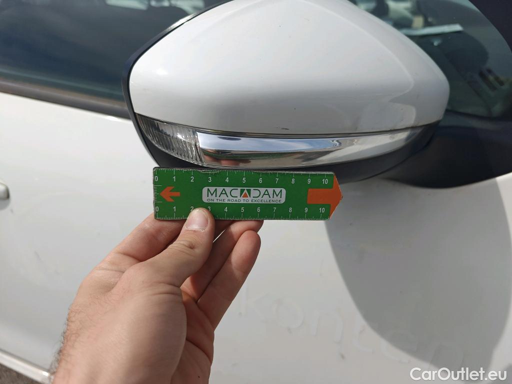  Peugeot  208 PEUGEOT  / 2015 / 5P / berlina con portón 5P ACTIVE BlueHDi 73kW (100CV) #52