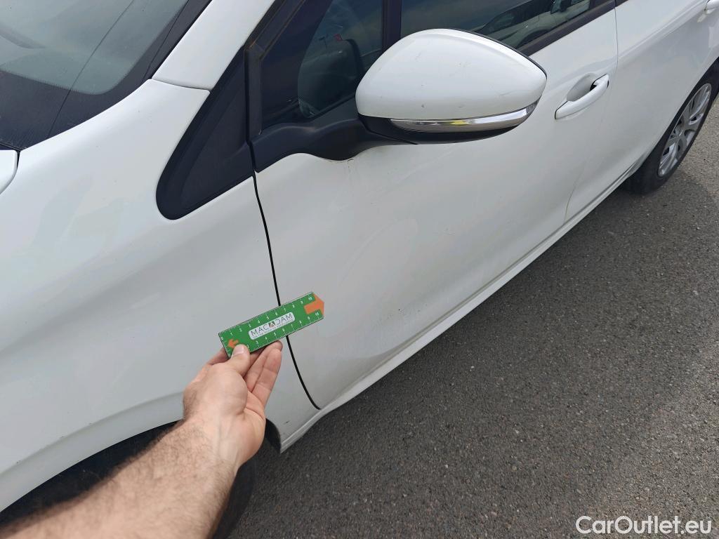  Peugeot  208 PEUGEOT  / 2015 / 5P / berlina con portón 5P ACTIVE BlueHDi 73kW (100CV) #4