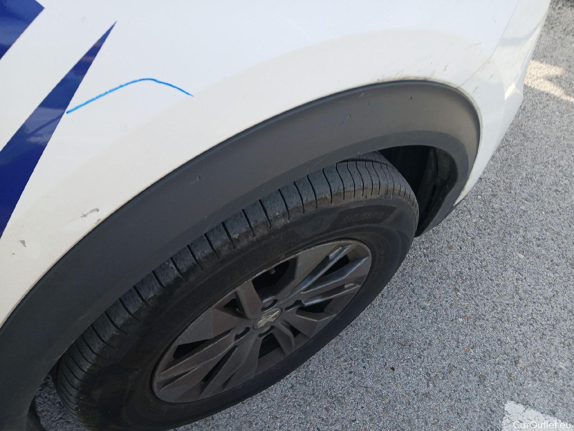  Peugeot  2008 PEUGEOT  / 2019 / 5P / todoterreno Active Pack BlueHDI 81kW (110CV) #20