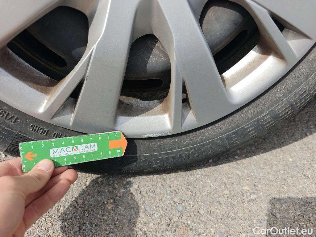  Peugeot  208 PEUGEOT  / 2015 / 5P / berlina con portón 5P ACTIVE BlueHDi 73kW (100CV) #38