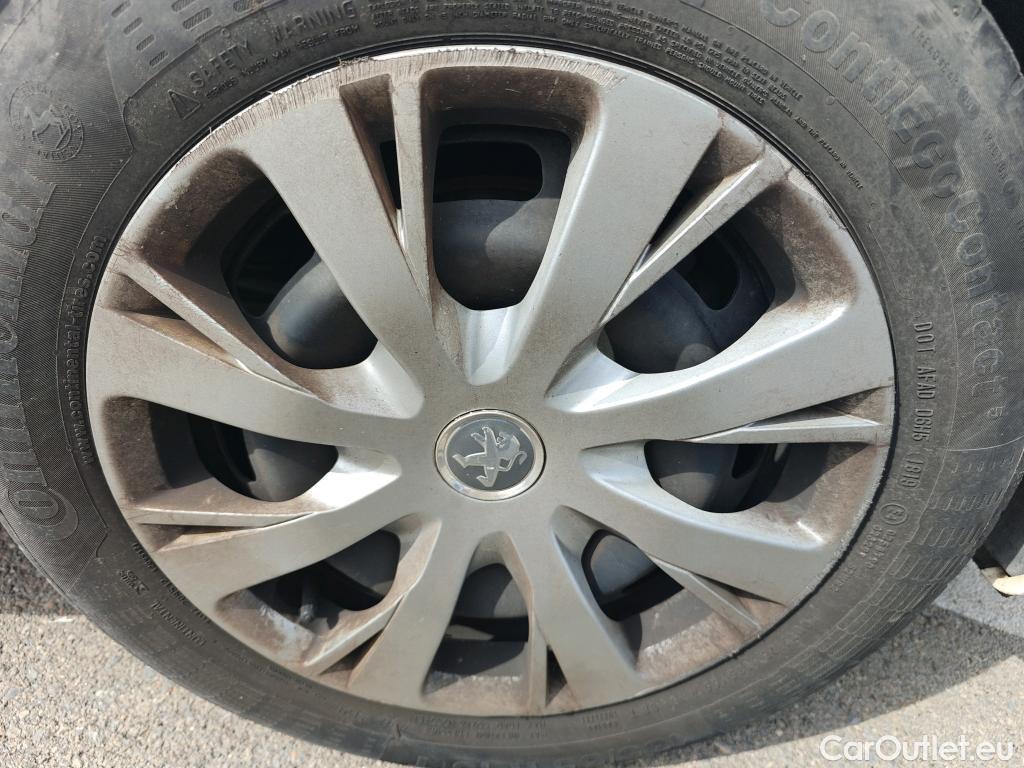  Peugeot  208 PEUGEOT  / 2015 / 5P / berlina con portón 5P ACTIVE BlueHDi 73kW (100CV) #41