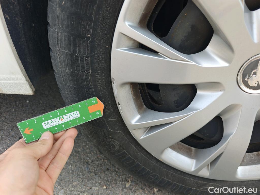  Peugeot  208 PEUGEOT  / 2015 / 5P / berlina con portón 5P ACTIVE BlueHDi 73kW (100CV) #51