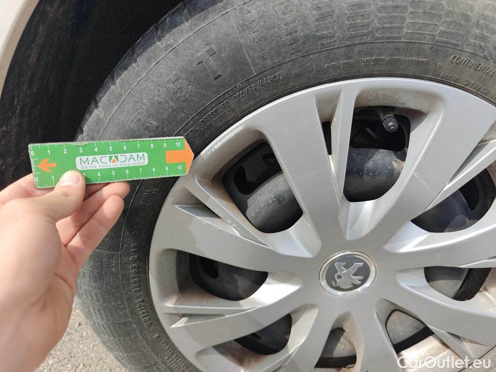  Peugeot  208 PEUGEOT  / 2015 / 5P / berlina con portón 5P ACTIVE BlueHDi 73kW (100CV) #37