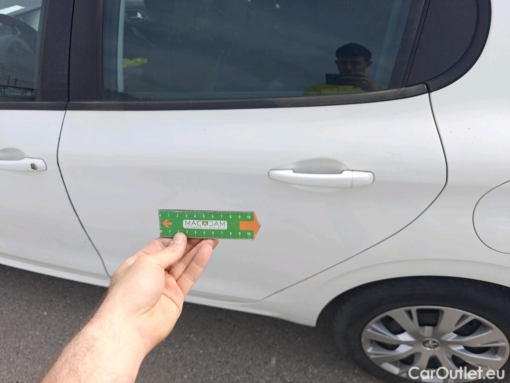  Peugeot  208 PEUGEOT  / 2015 / 5P / berlina con portón 5P ACTIVE BlueHDi 73kW (100CV) #46