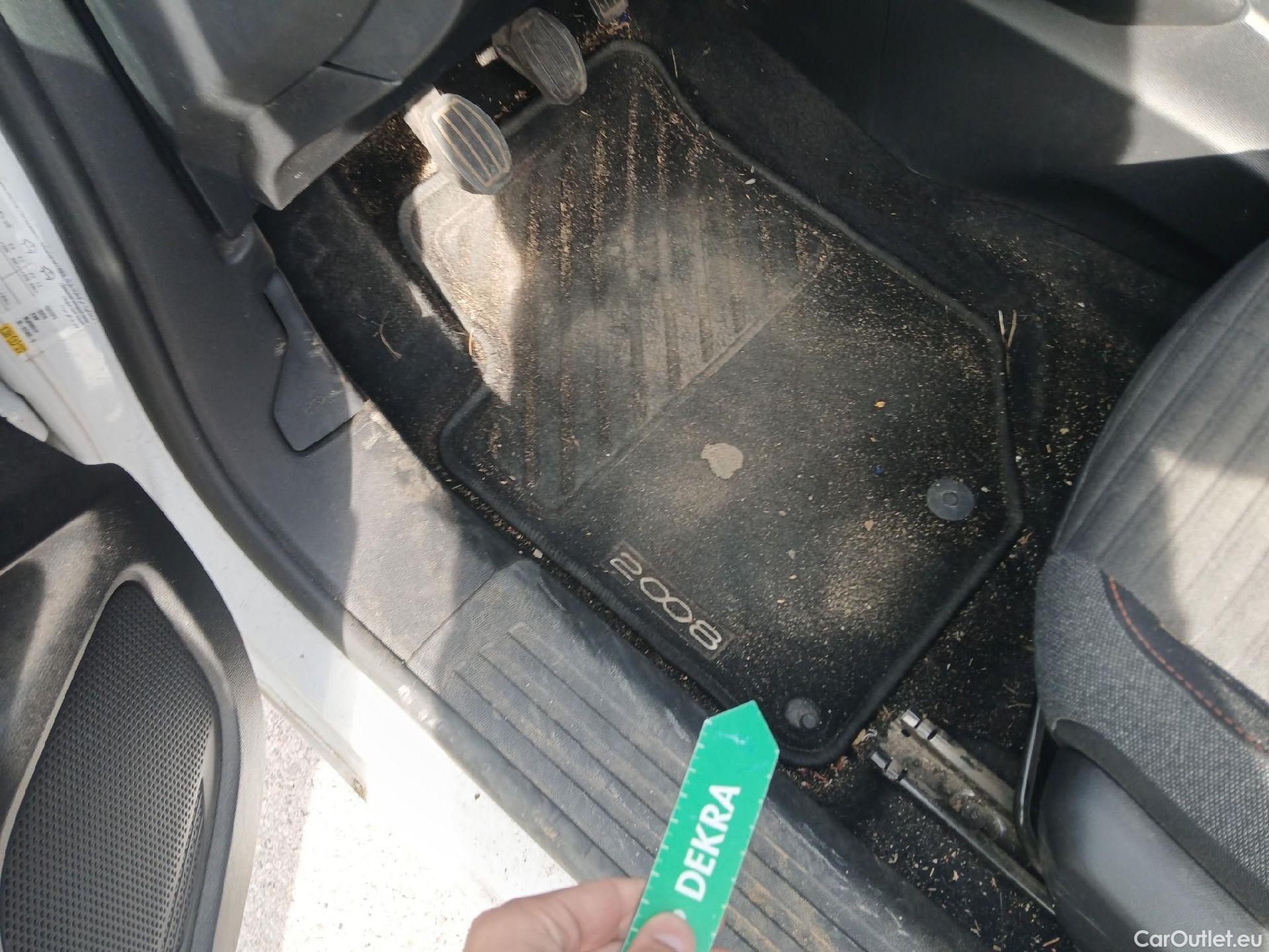  Peugeot  2008 PEUGEOT  / 2019 / 5P / todoterreno Active Pack BlueHDI 81kW (110CV) #28