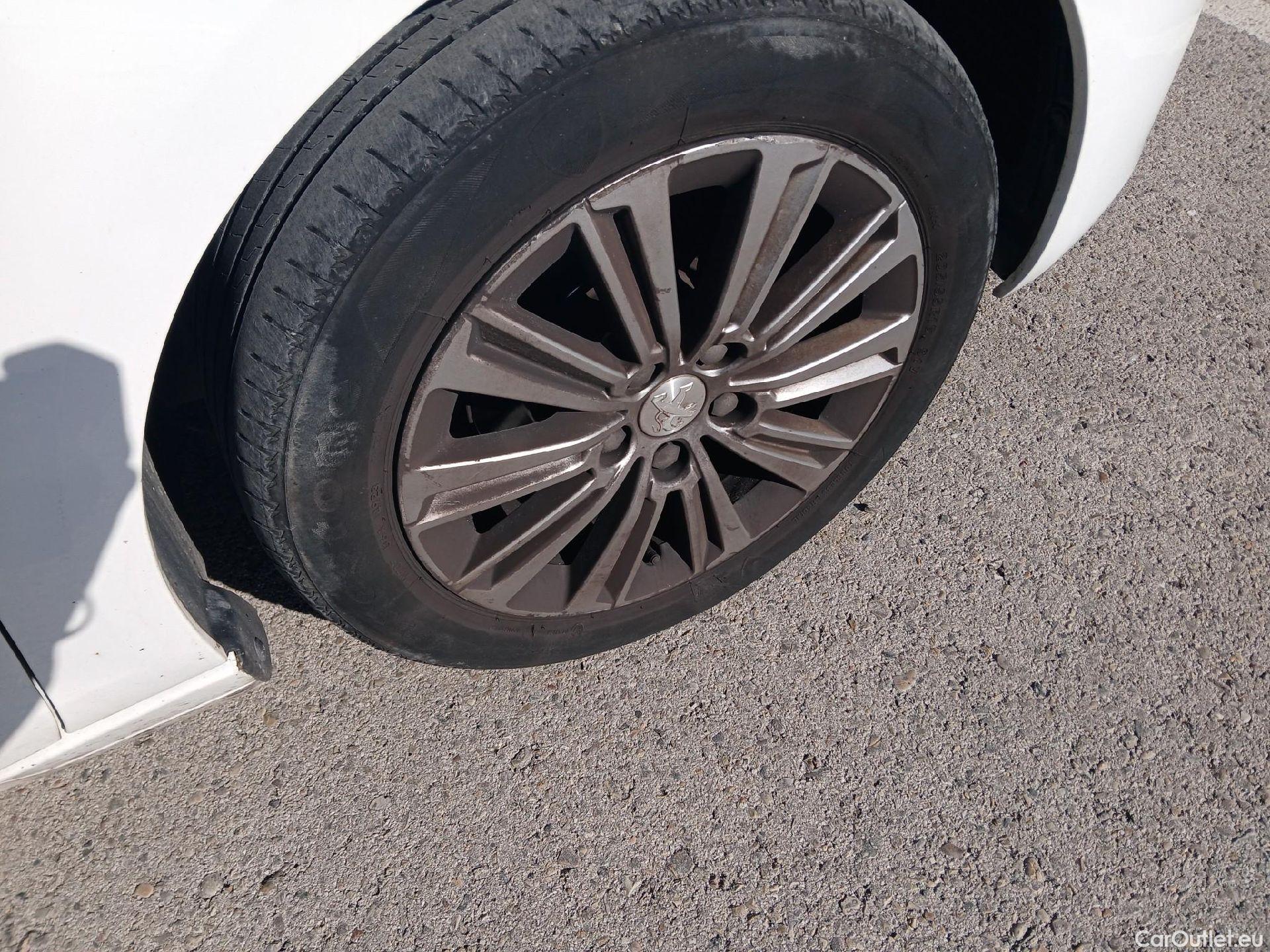  Peugeot  308 PEUGEOT  / 2017 / 5P / berlina con portón 5p Allure PureTech 130 S&S (CX) #42