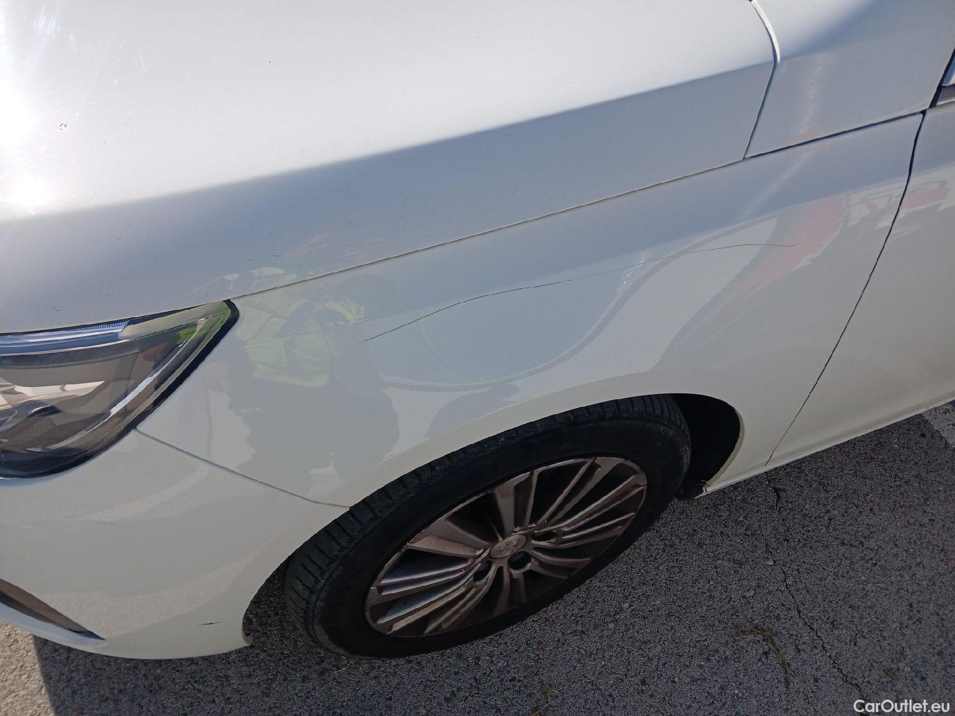  Peugeot  308 PEUGEOT  / 2017 / 5P / berlina con portón 5p Allure PureTech 130 S&S (CX) #20