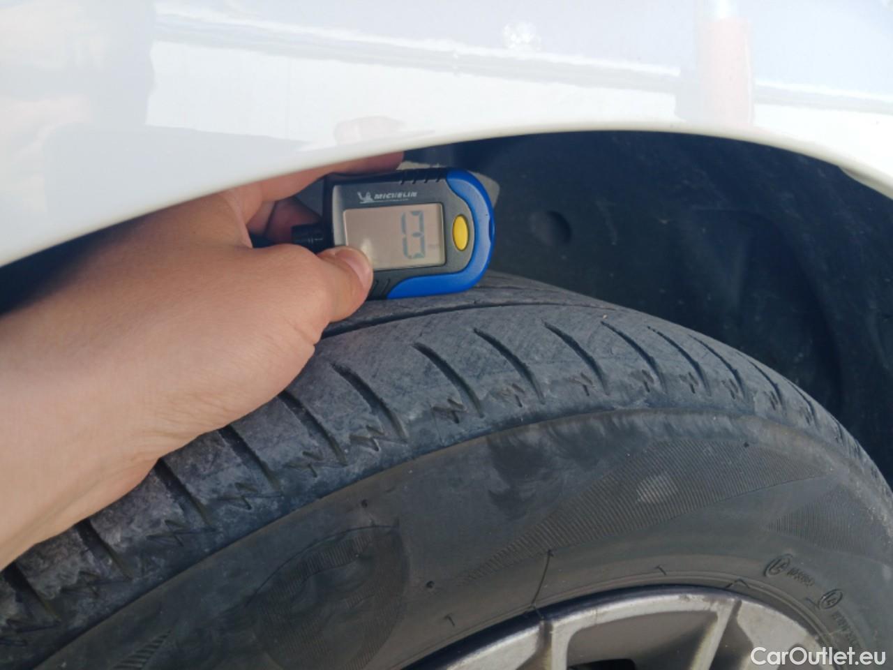  Peugeot  308 PEUGEOT  / 2017 / 5P / berlina con portón 5p Allure PureTech 130 S&S (CX) #15