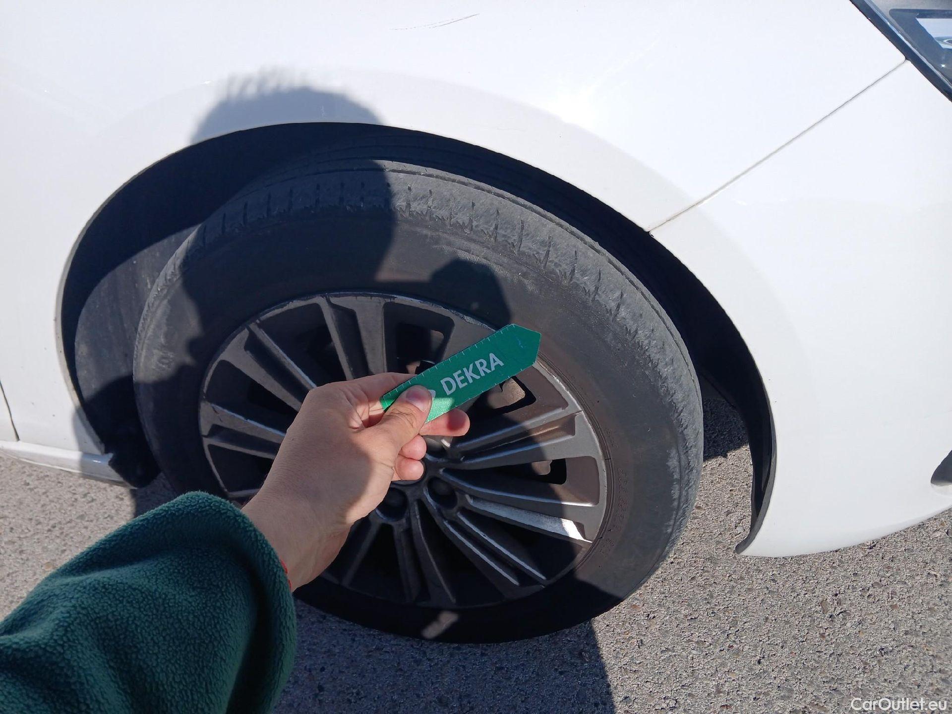  Peugeot  308 PEUGEOT  / 2017 / 5P / berlina con portón 5p Allure PureTech 130 S&S (CX) #18