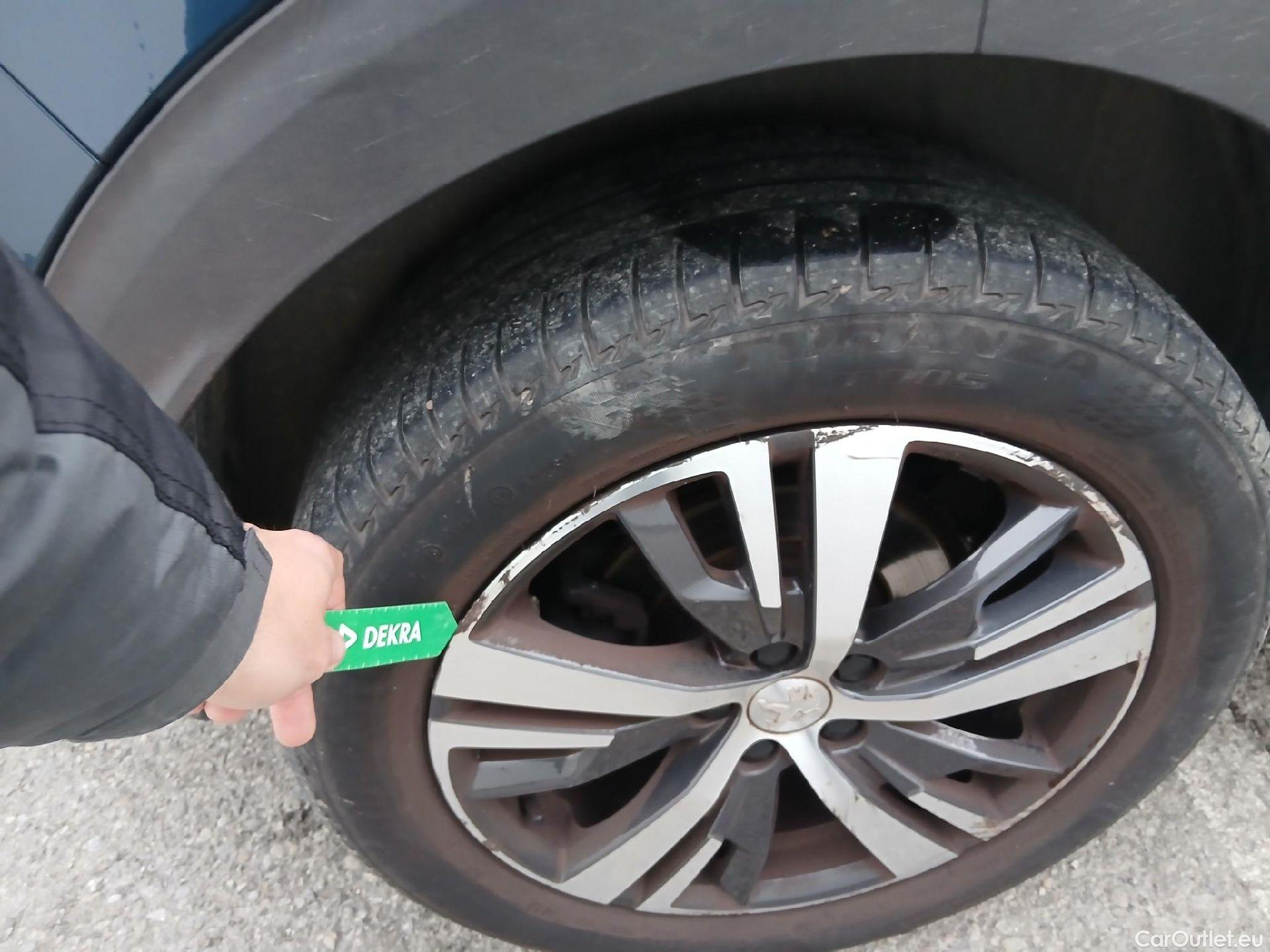  Peugeot  3008 PEUGEOT  / 2020 / 5P / todoterreno 1.5 BlueHDi 96kW (130CV) S&S Allure #20