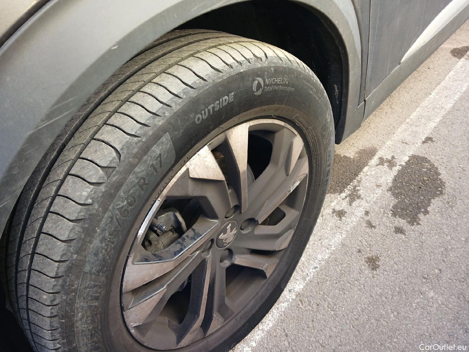  Peugeot  2008 PEUGEOT  / 2019 / 5P / todoterreno Allure Pack Puretech 130 S&S EAT8 (AC2) #9