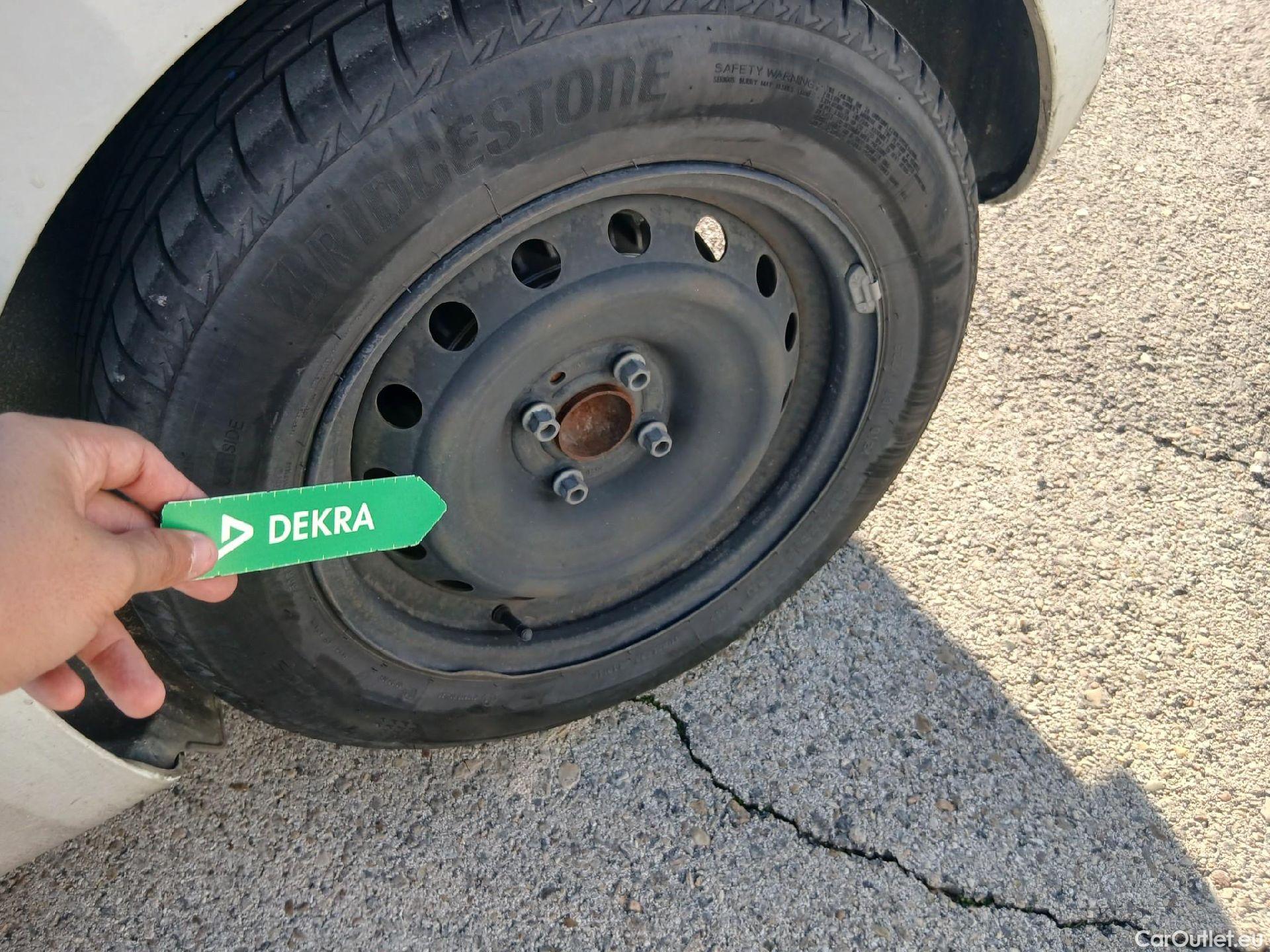  Renault  Clio RENAULT  / 2019 / 5P / berlina con portón Business TCe 74 kW (100CV) GLP #3